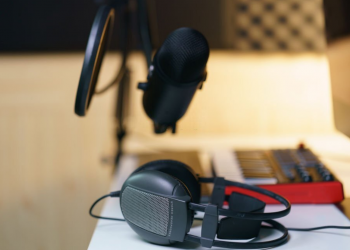 using simultaneous interpretation equipment