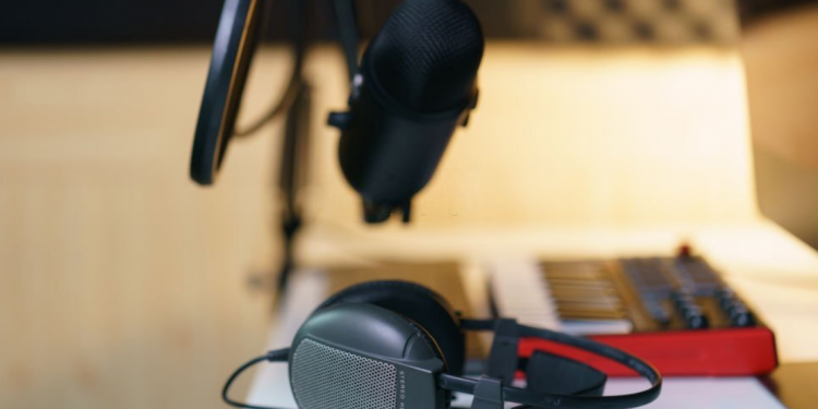 using simultaneous interpretation equipment